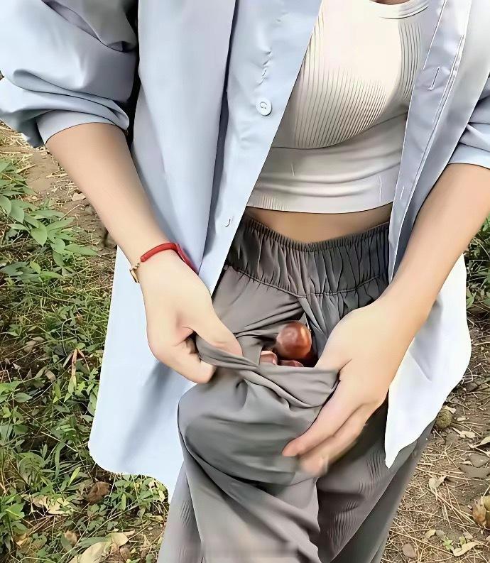 小姐姐非带我去爬山，上山摘的这是什么？