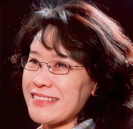 张海迪人们曾经断言她活不过27岁，医生甚至当着她母亲的面无奈摇头，仿佛宣判了她的