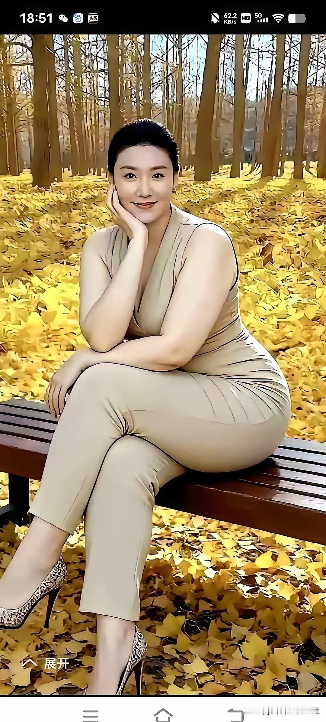 清江引·秋林凝坐秋林十里金铺地，晴暖罗衣丽。闲依长椅宁，风软颜如卉。不