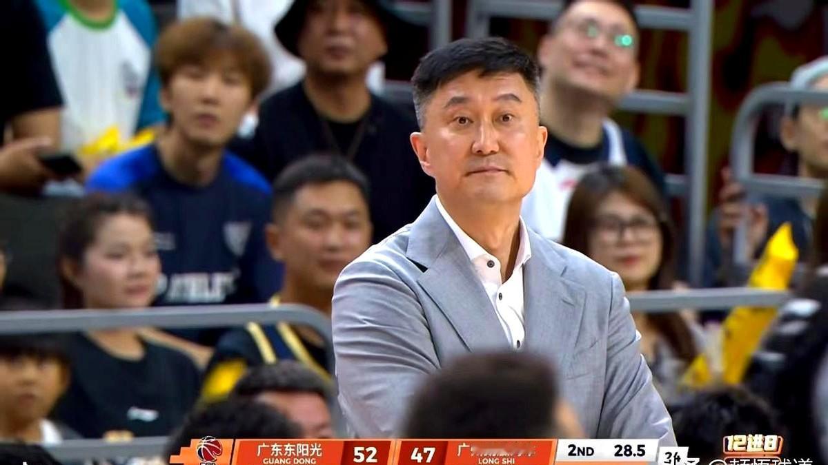广东男篮主教练杜锋，真是个鬼才。所有人都以为他会沿用双大外援战术，他却大手一