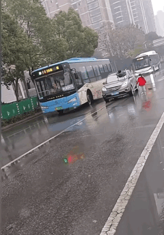 后续。不是因为被溅了一身水而拦车砸玻璃的。湖北大冶男子当街打砸汽车前挡风玻璃一事