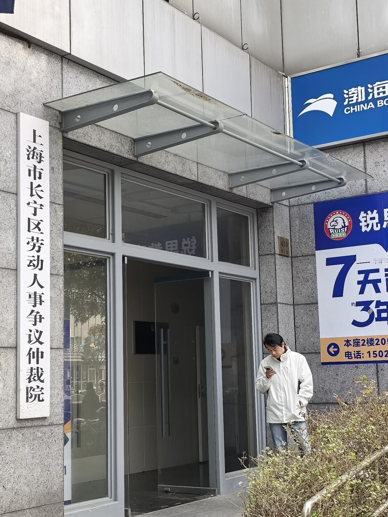 年轻是最大的本钱。中年也有江湖的资本。邻居是75年的失业男，在家啃书一年，前