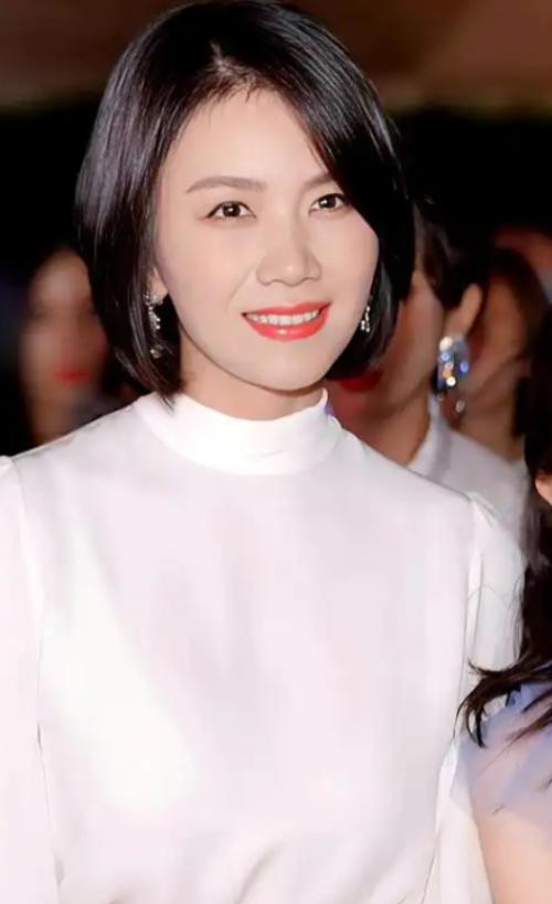 曹曦文嫁给马来西亚富商，婚后产下女儿，但因长期异地和家族观念等矛盾，婚姻在女儿7