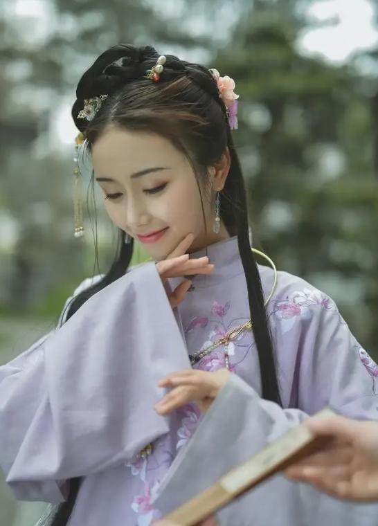 古时，有一书生趁着醉酒走进小妾房间，正妻知道了不仅没生气，反而笑着说：“这么久，