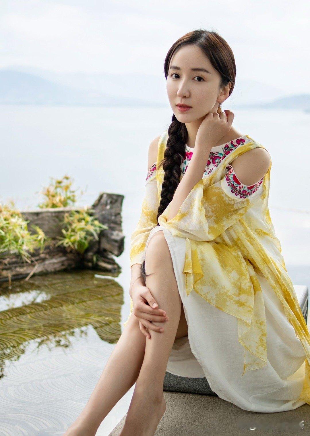 娄艺潇被誉为女神。这种魅力四射，让人无法抵挡。