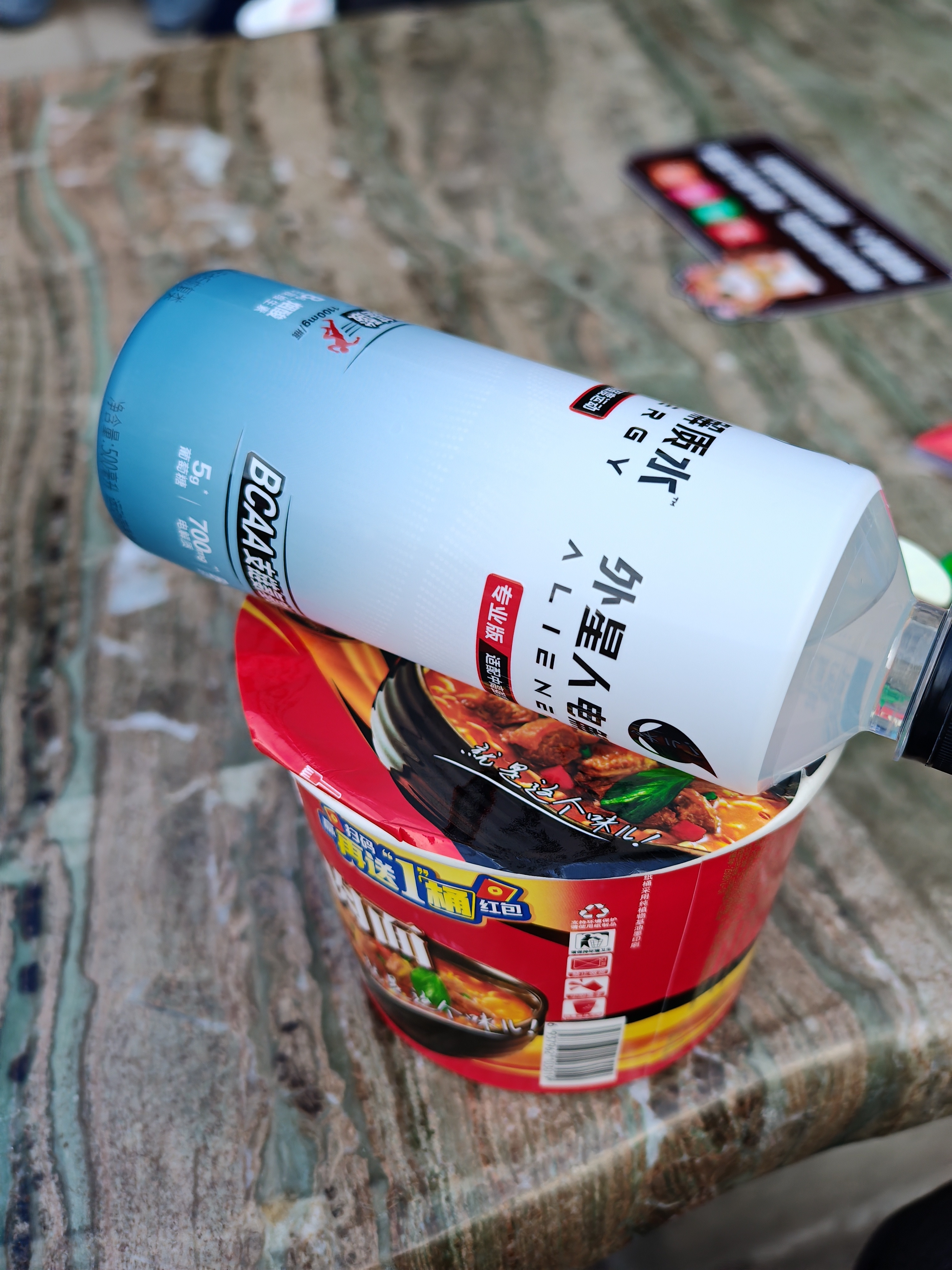 今天上山拍样张，天气不好，没拍成。[哭哭]爬山2小时，消耗苏打饼干5袋，康师傅红烧