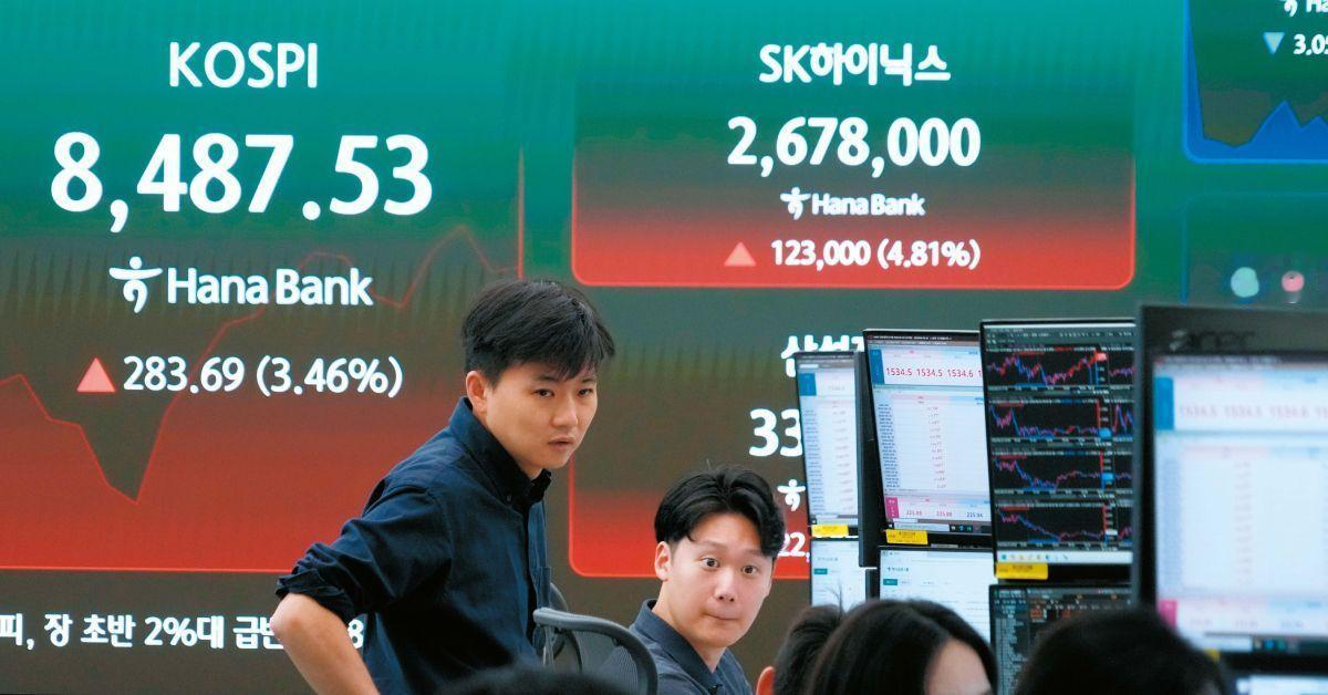 韩国朋友发来信息：这个夏天太刺激了，好不容易找到工作，把所有积蓄投进股市，一个月