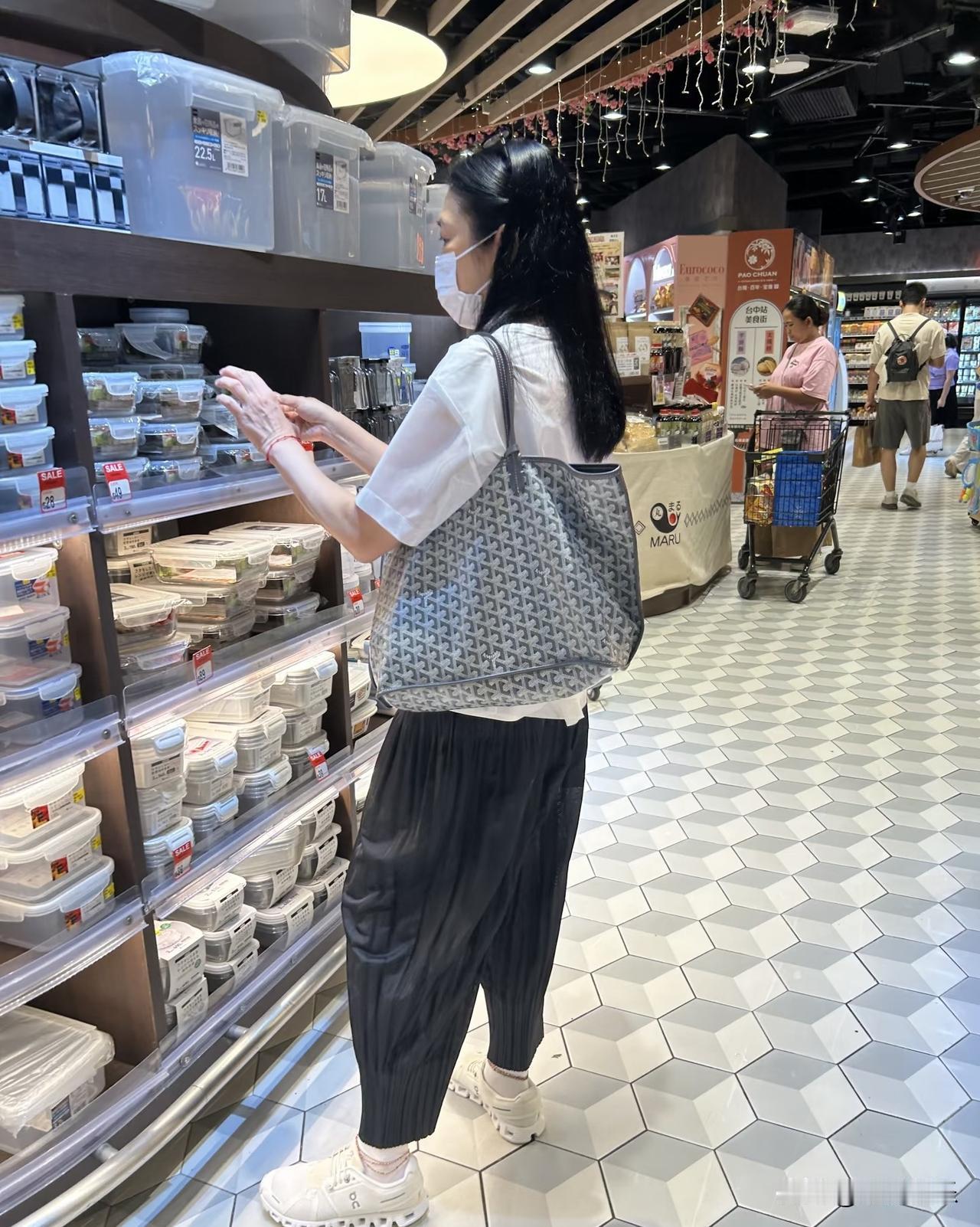 网友在香港偶遇刘德华老婆朱丽倩逛超市，60岁的她皮肤白嫩头发巨黑最重要是低调朴素