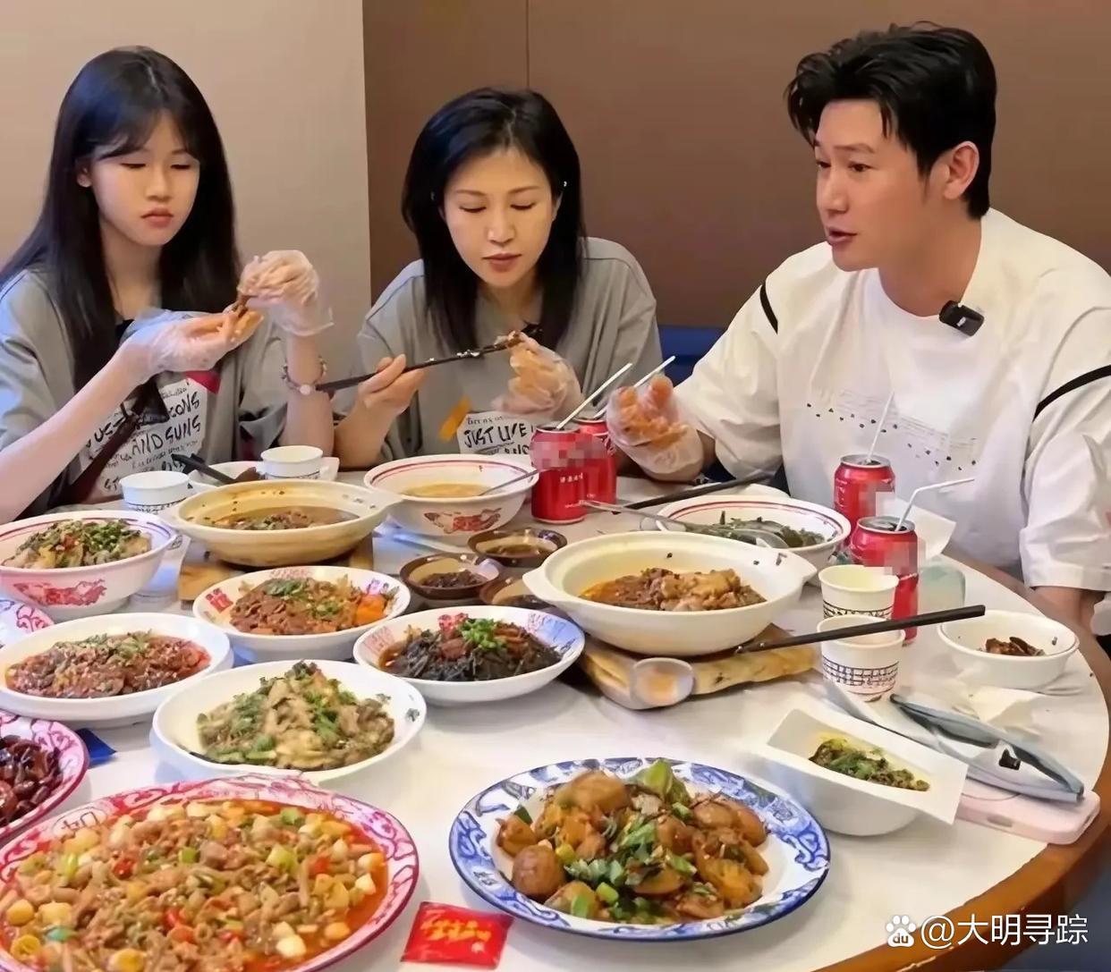 陆毅，一家三口吃那么多菜能吃的完吗？