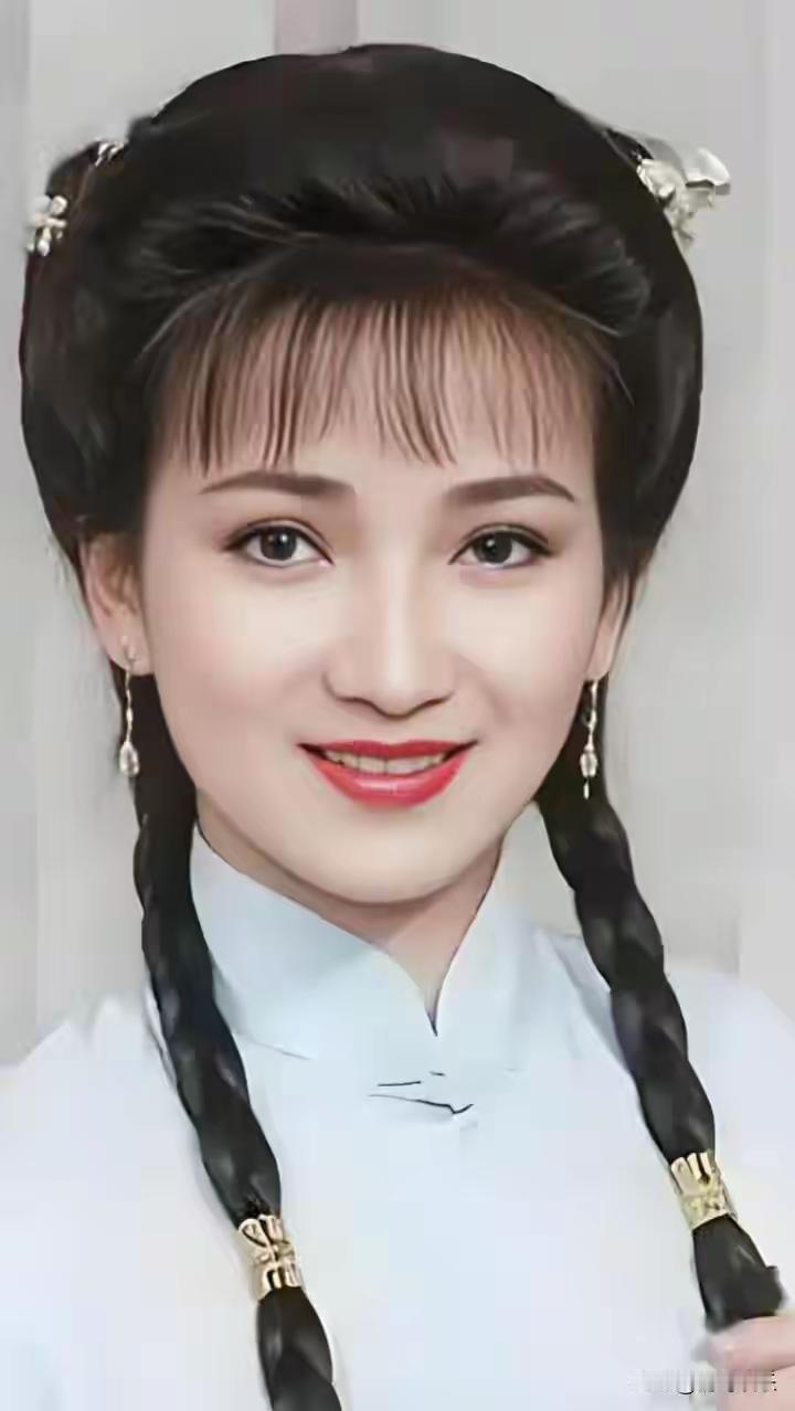 图一是谁拍的，把气质婉约的女子何晴拍得有点像赵雅芝了。或许美人总是有点相似的，比