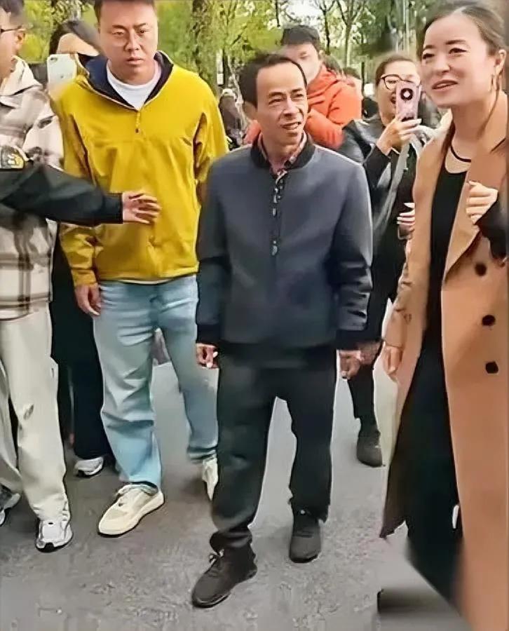 鸡排哥这波,摔得比炸鸡排还脆。本来靠“老实人炸鸡”圈的粉,怎么巡个演就把