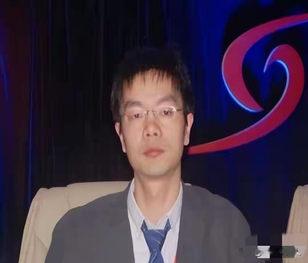 京东的名字里有着浪漫的爱情故事，在刘强东的创业路上，还有个16岁就跟着他的001