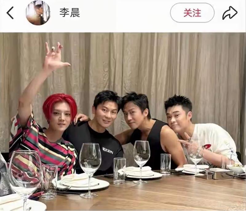 李晨鹿晗鹿晗和邓超陈赫合影发文称，开心！原因为鹿晗演唱会只有好兄弟邓超和陈赫