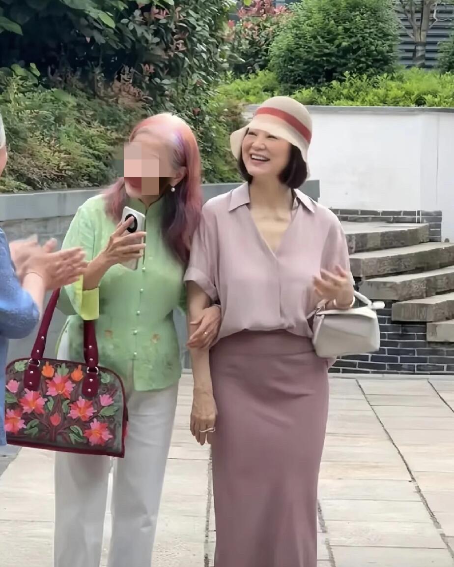 曾经的女神啊，如今也是老奶奶一个了。站在人群里，并没有比普通人好看多少了，只是她