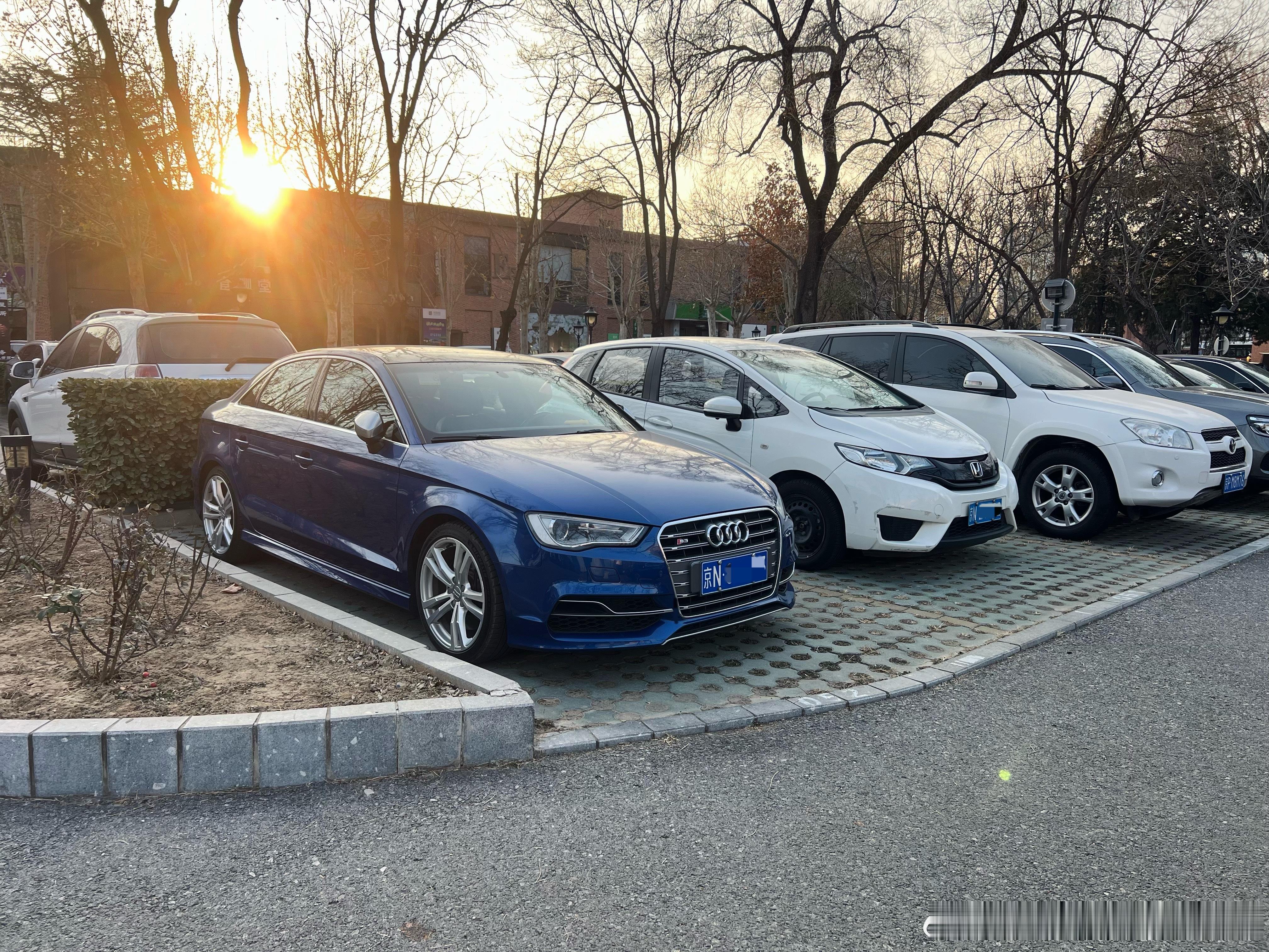 北京明天的雪到底稳不稳？这关系到我今晚究竟要开哪台车回家。我与汽车的日常北京