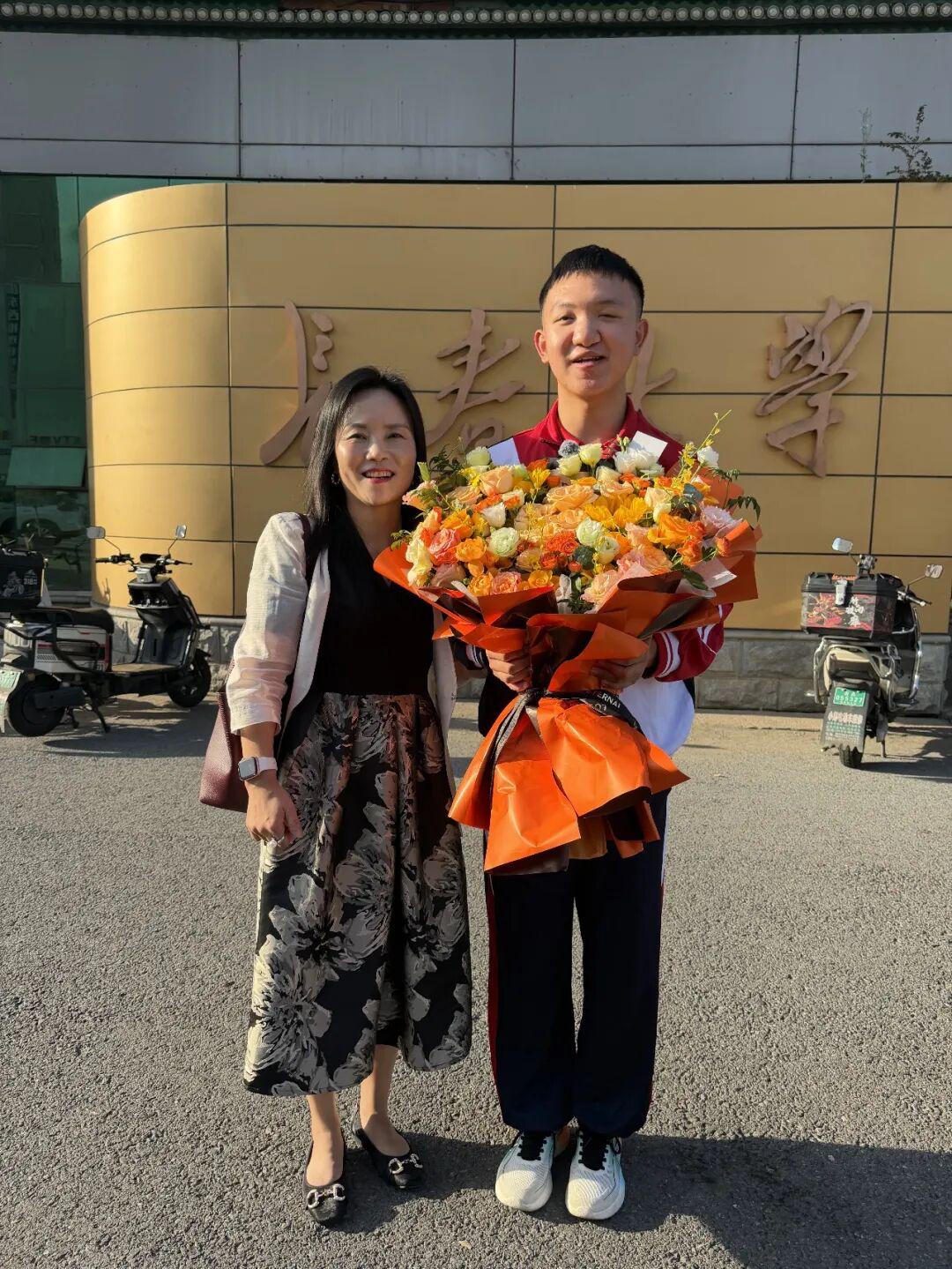 郭斌高考721分赴长春大学顺利报到最近那个6岁永久失明，全网都心疼过的男孩郭斌，正式去大学报到了。第