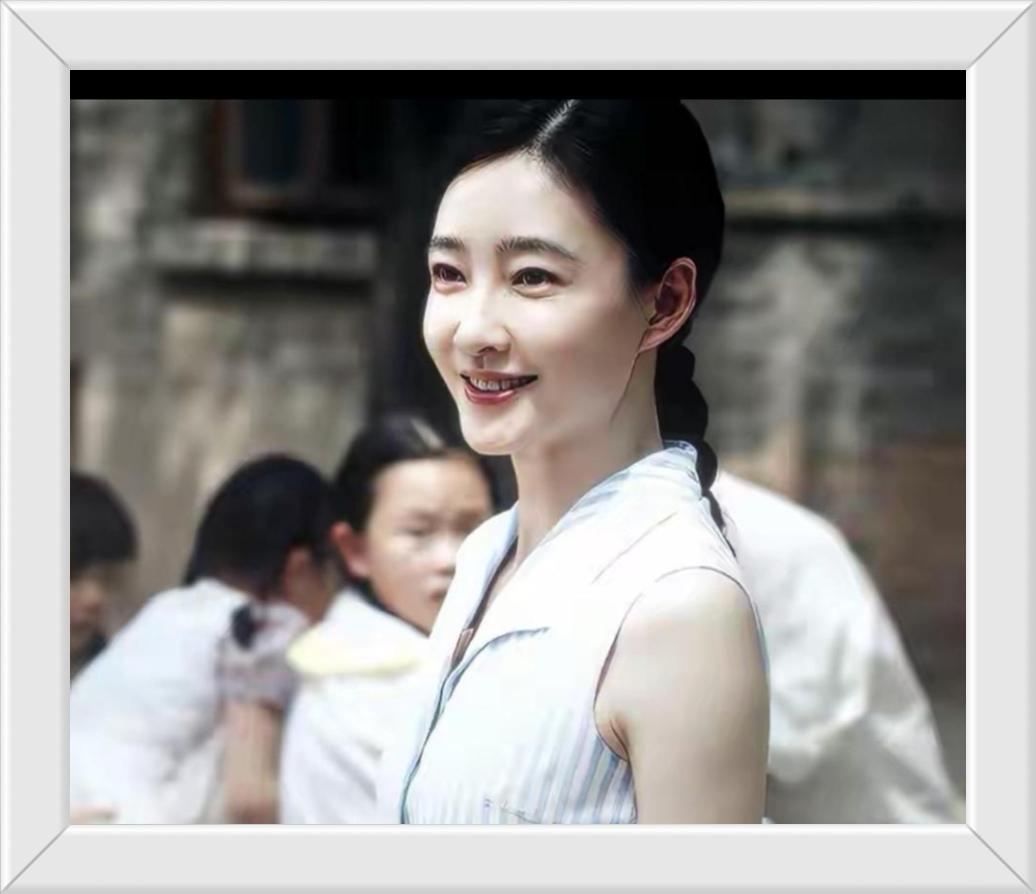 电视剧《主角》最悲催的人物，就是王丽坤饰演的，像不食人间烟火的仙女般的小白鞋。这