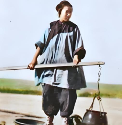 清朝，有个农妇去卖鸡蛋，走到半路被一群土匪糟蹋了，完事了，她见篮子里的鸡蛋还好端