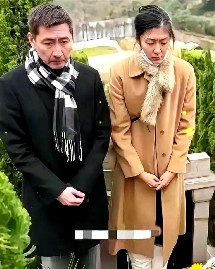 “元芳”张子健，又去看前妻李婷了。离婚快20年，人走了13年，这哥们儿每年都