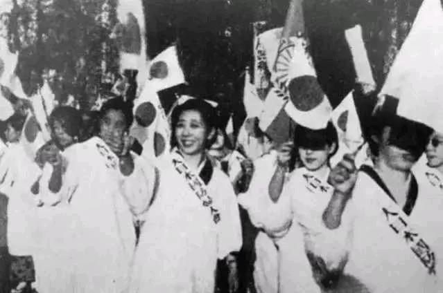 这是1937年12月，日寇占领南京后，日本国内得到消息后的庆祝游行。​
