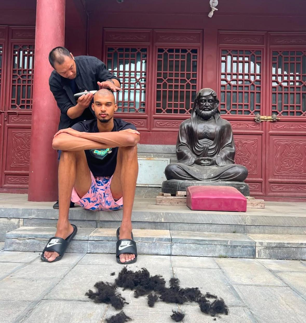 文班亚马更新自己的ins分享自己在河南少林寺闭关十天修炼的图集和自己在北京天安