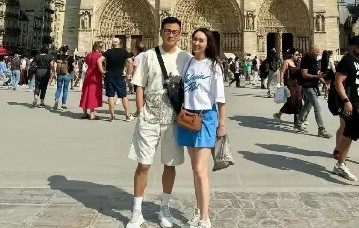 郭可盈和家人去了巴黎度假，真的是好羡慕啊！她家那位13岁的女儿，个子简直长得快赶
