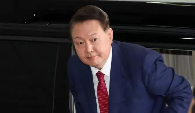 估计尹锡悦的家属可能会对一特检组的行动表示不满意。这时候，尹锡悦应特检组的传唤，