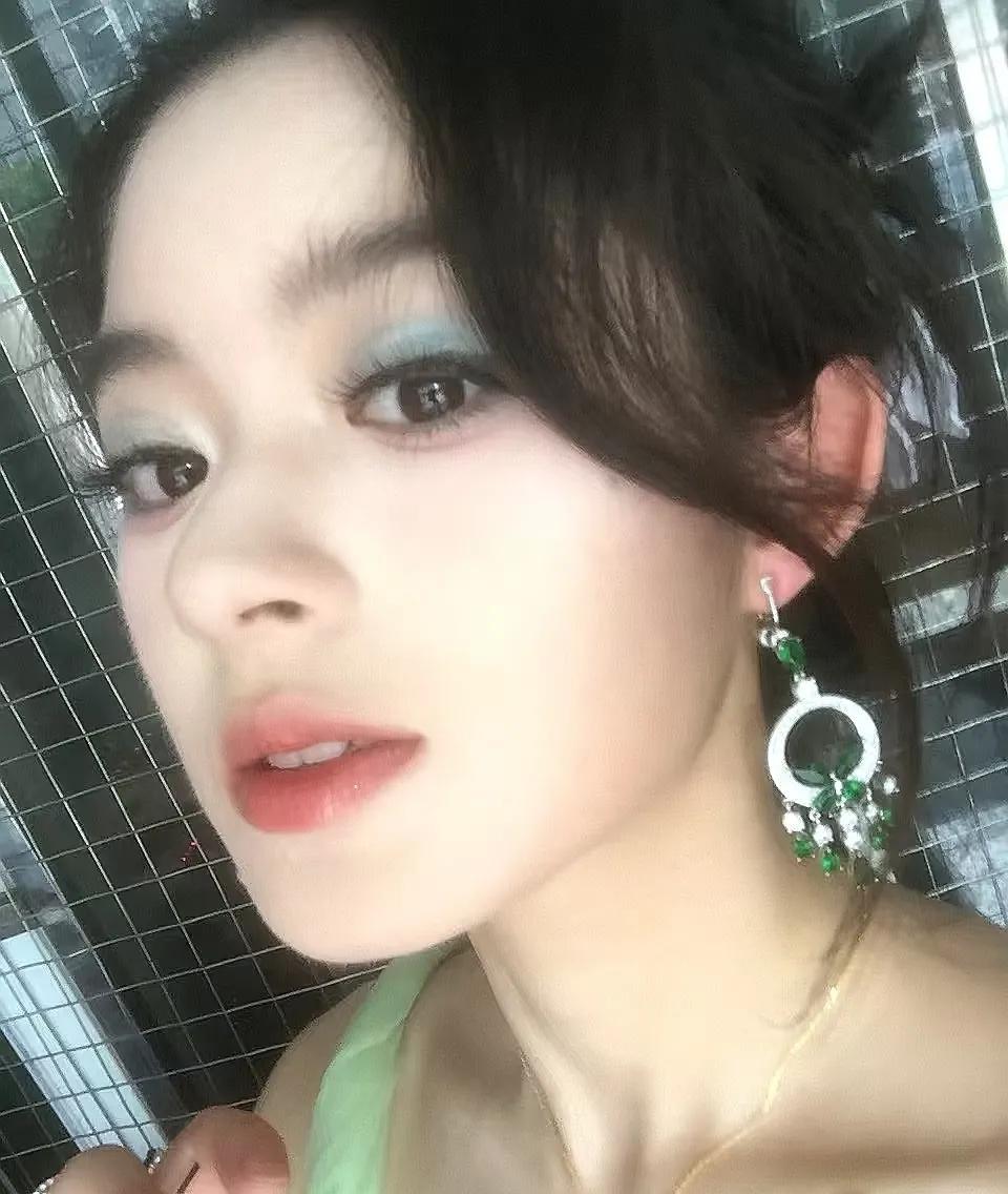 急急急急急急有人知道黄杨钿甜那套玻璃首饰哪个牌子的吗？我穷没见过世面，但是玻璃