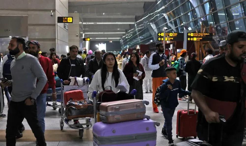 美国H-1B签证新政策落地，美国人趁机对印度人落井下石，阻止印度人返回美国工作。