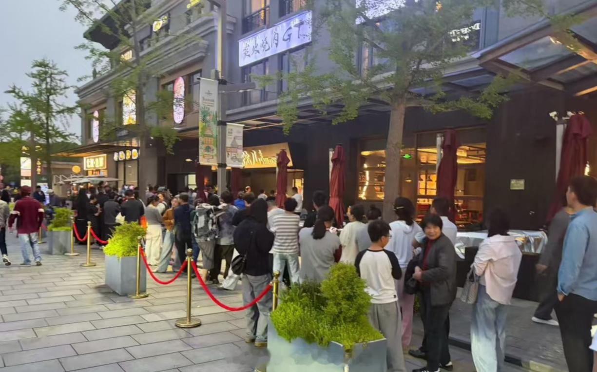 文章开的面馆，这个价格在上海还行吧？门口大排长队