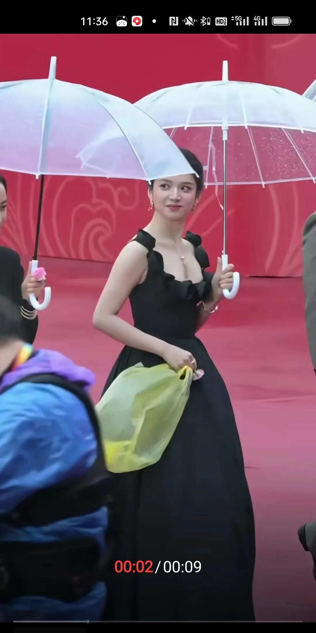 白色的不知道多少钱，可是据说黄色的那一个，10万！就这个东西值10万？智商被狠