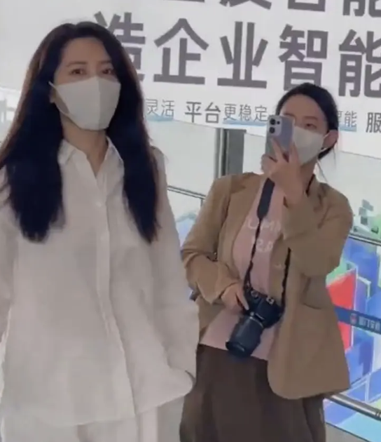 曾黎机场现身收到粉丝信件感动强忍泪