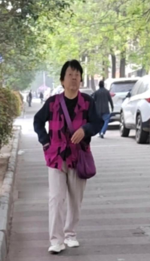 发现了吗？现在的老太太很是奇怪，走在大街上，随处可见许多老太太个个都是背着一个斜