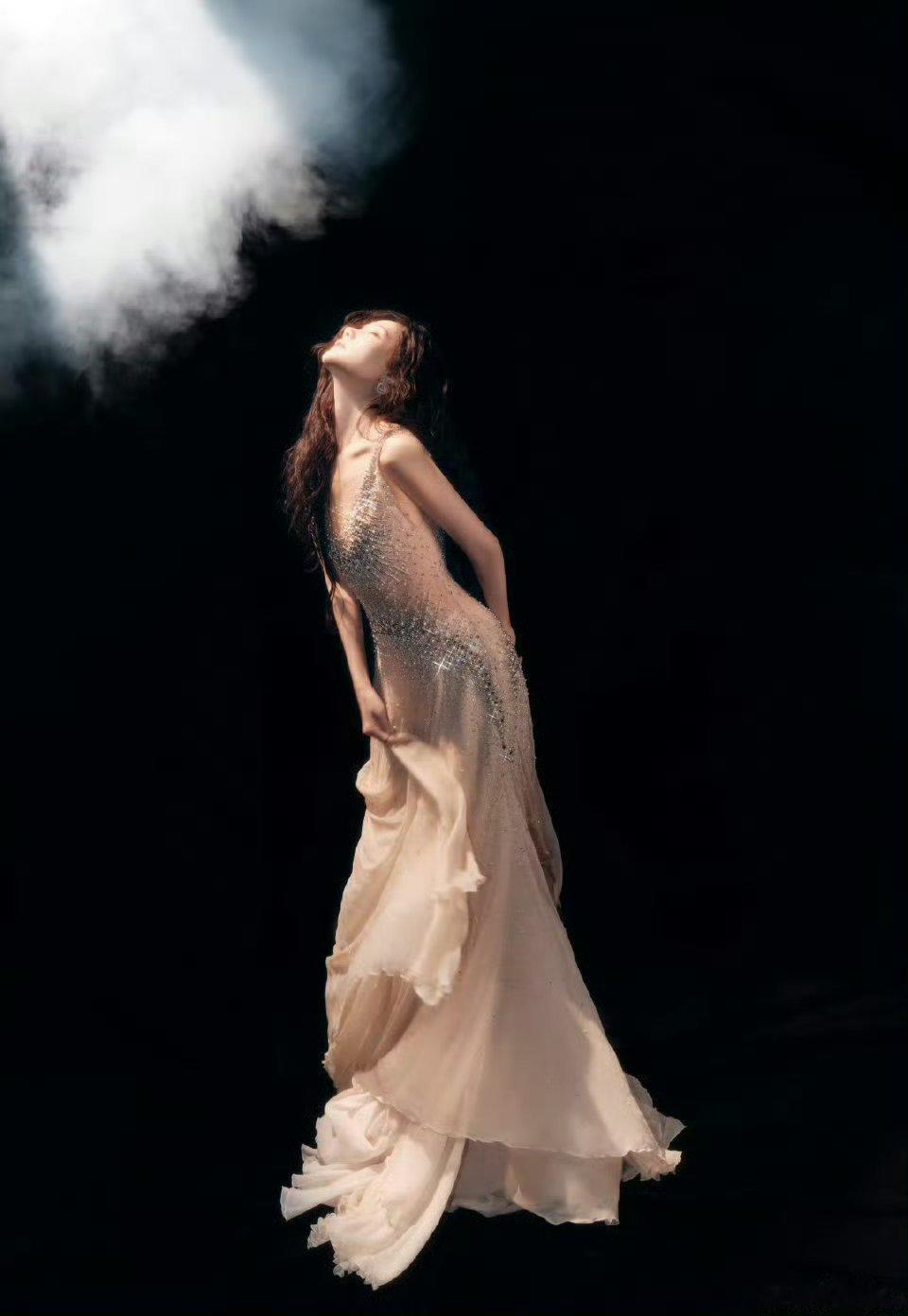 尖叫之夜红毯海报李一桐C位李一桐尖叫之夜红毯C位实至名归！作品个个有实力、颜值气