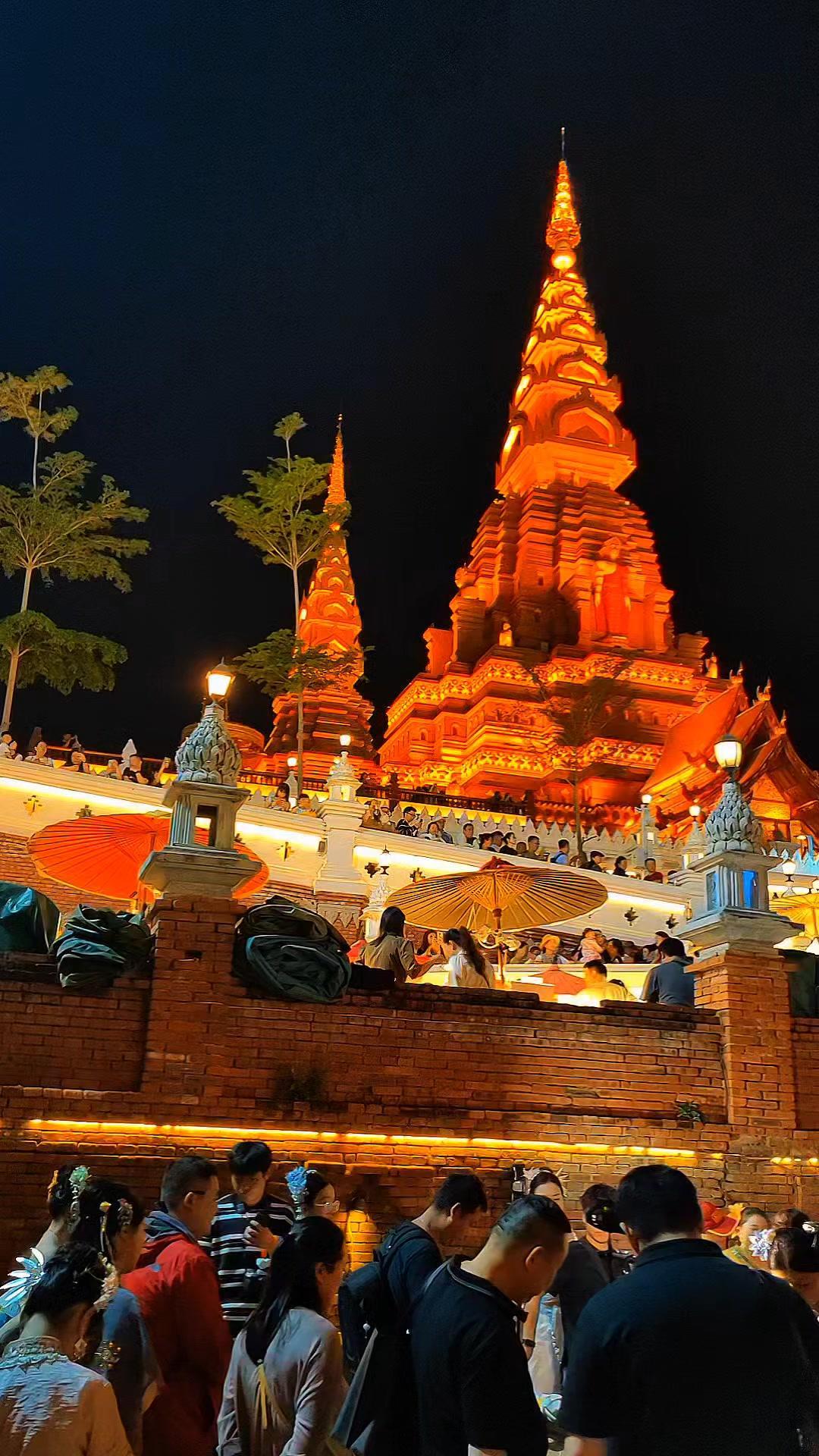 谁懂啊！在版纳的夜晚，被星光夜市承包了所有美好。落日下的大金塔顶金光渐隐，数万盏
