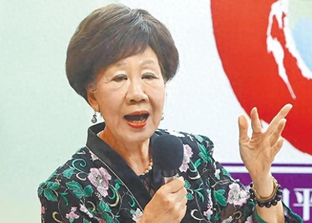 /昔日冲在分裂一线的“台独祖母”吕秀莲，最近给岛内政坛扔了一颗“震撼弹”。