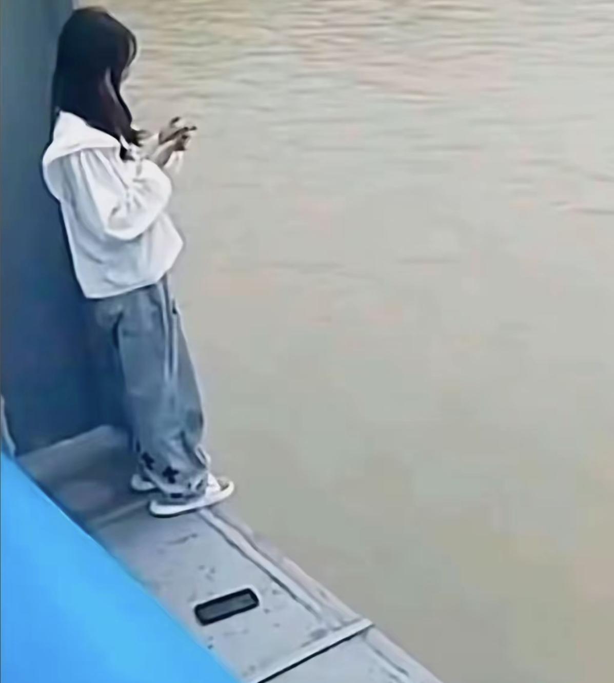 一女子想跳河自尽，没想到他被一大哥拦下，大哥说：你死了太可惜了，不如成全我吧，我