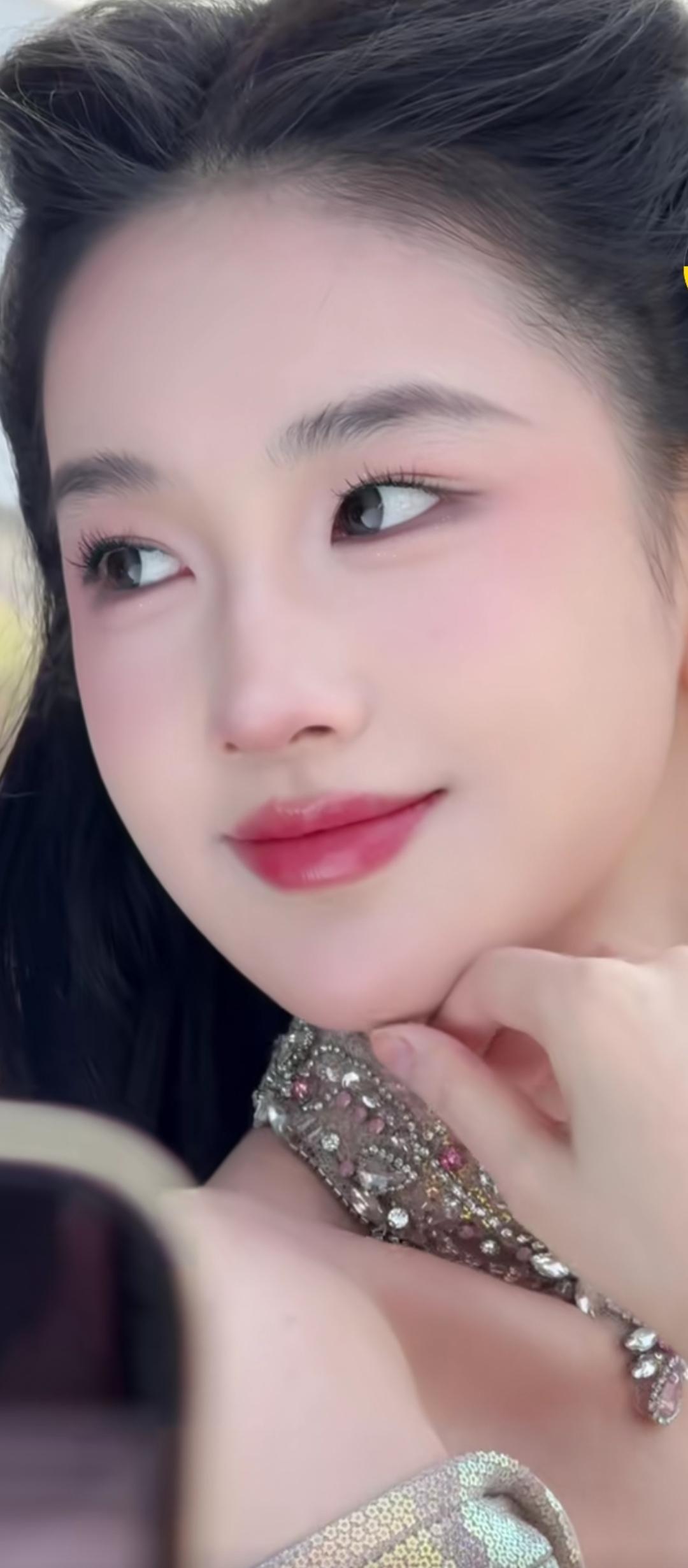 这姑娘看着好温柔，妆容也美！