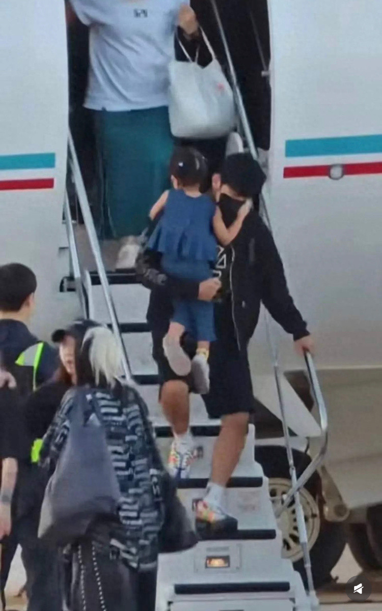 周杰伦带小女儿上台彩排周杰伦这次不光带了4岁的小女儿，还带了9岁的小儿子一起来彩