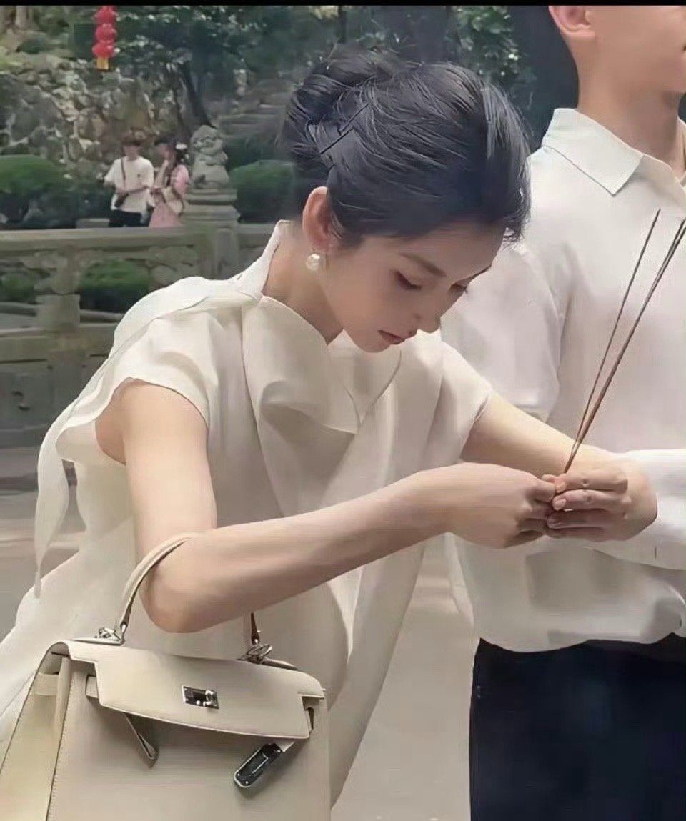 一个包都几十万了。这么有钱，还这么漂亮还能有什么烦恼呢？​​​