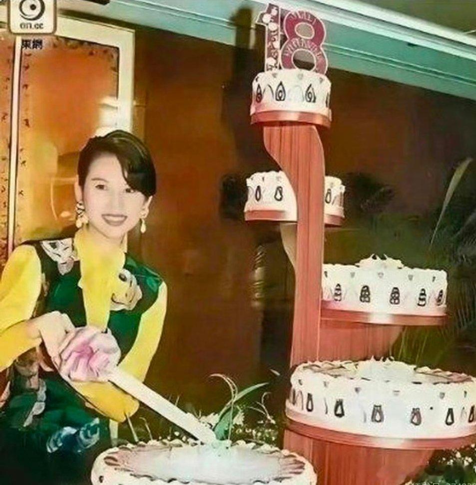 91年时刚满18岁的蔡少芬。刘銮雄携手妻子吕丽君为她定的5层花样的蛋糕，刘銮雄确