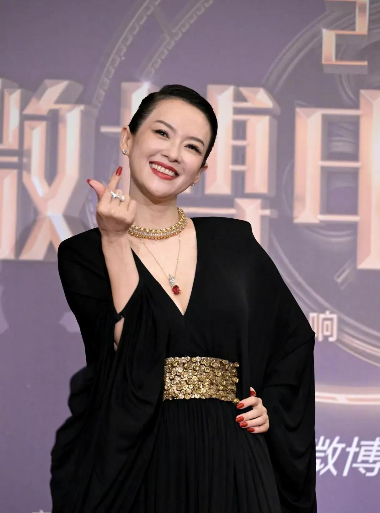 观电影之夜红毯：女明星还是需要大珠宝。章子怡、蒋勤勤、钟楚曦脖子上的项链估计有