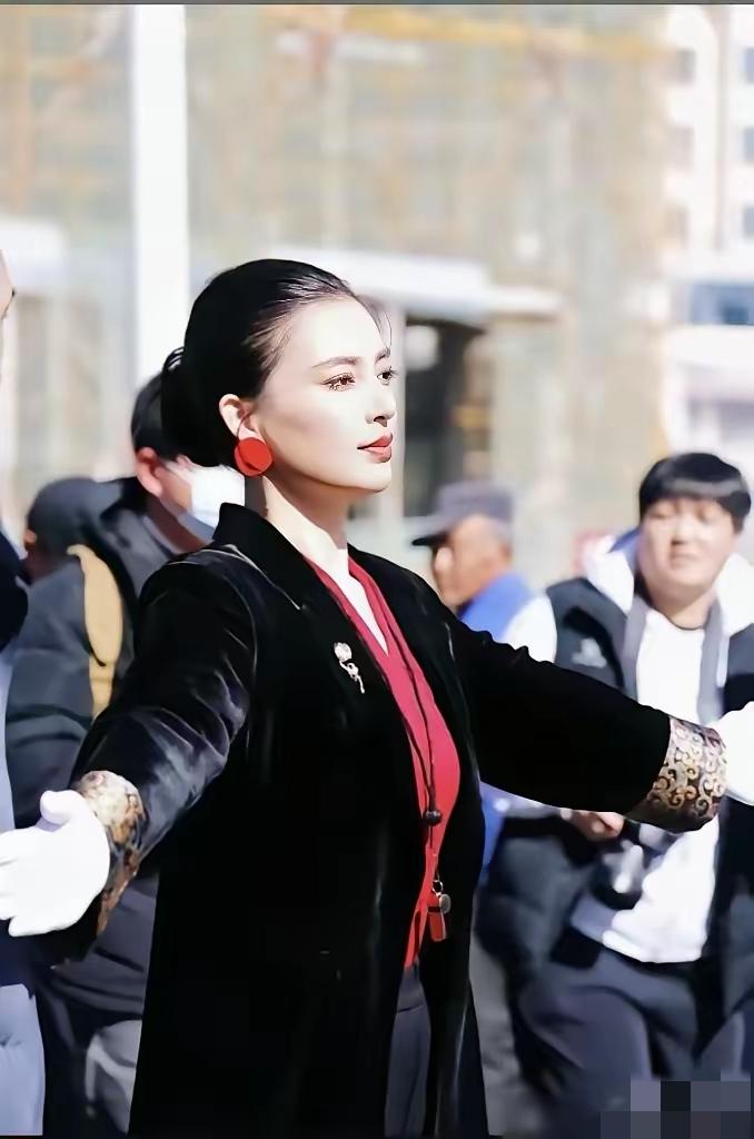 这回算是见识了啥叫“老天爷赏饭吃”。陕西榆林那个扭秧歌的领队高梦瑶，两天涨粉三万