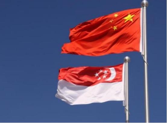 中美起冲突，新加坡挺美国；中日起摩擦，新加坡站日本；中菲有争端，它替菲律宾说话；