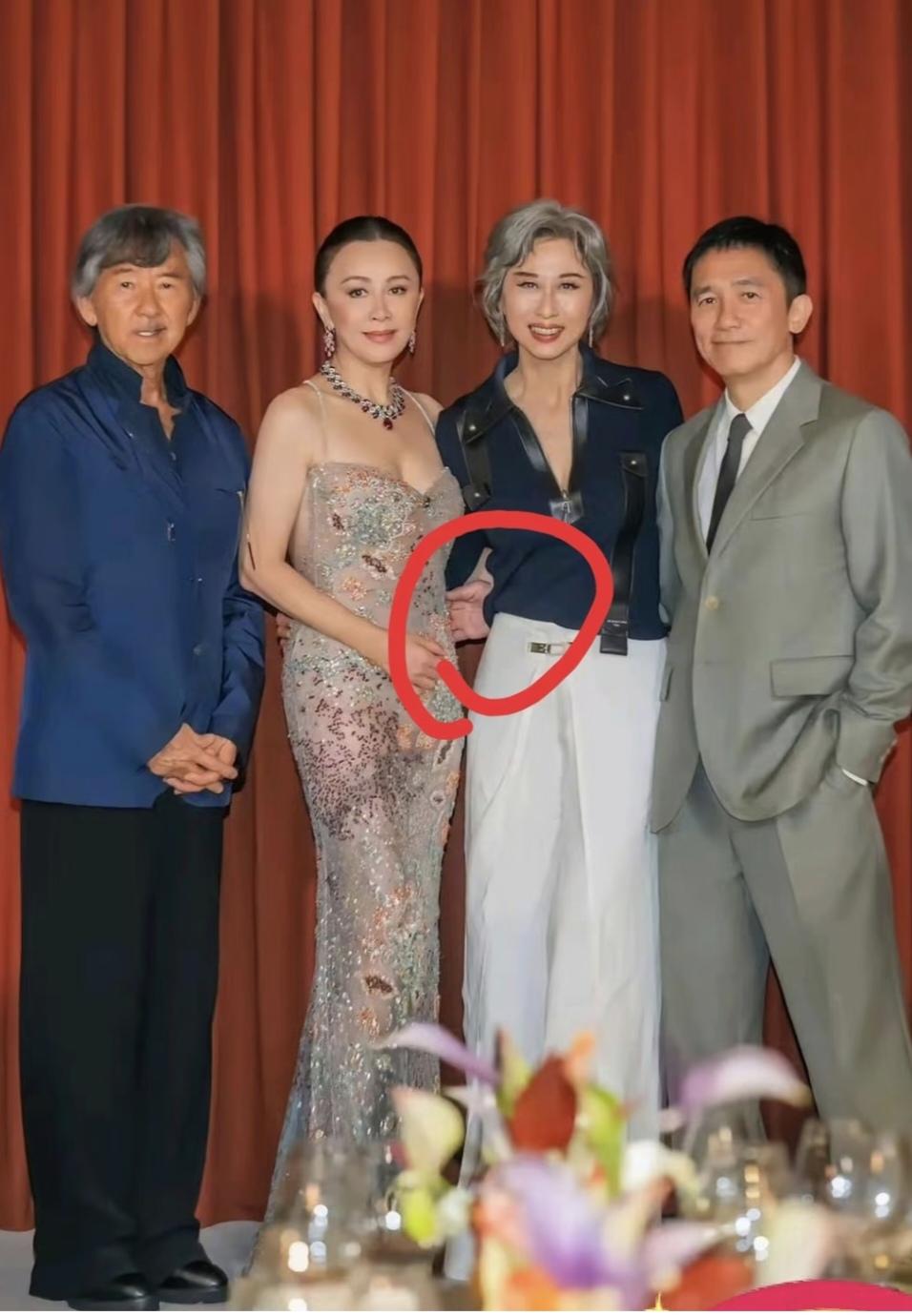 刘嘉玲高调晒出一张四人合照，肢体语言说明她和叶倩文得关系太好了，也说明梁朝伟更是