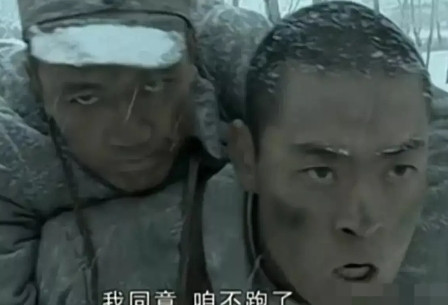 2004年，《亮剑》拍摄期间，“魏和尚”张桐胡乱加戏，结果李幼斌上去就是一脚：“
