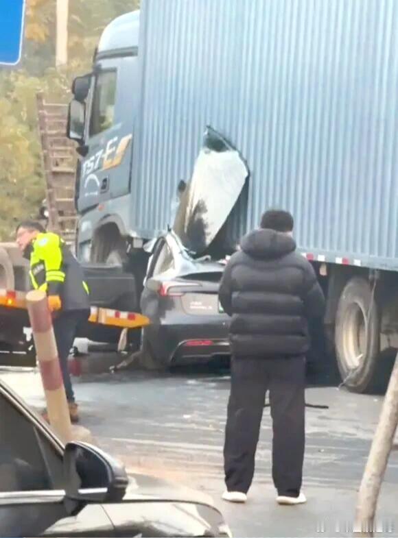 大v聊车特斯拉的安全性又得到验证，model3钻撞到卡车车底，虽然车头损坏，