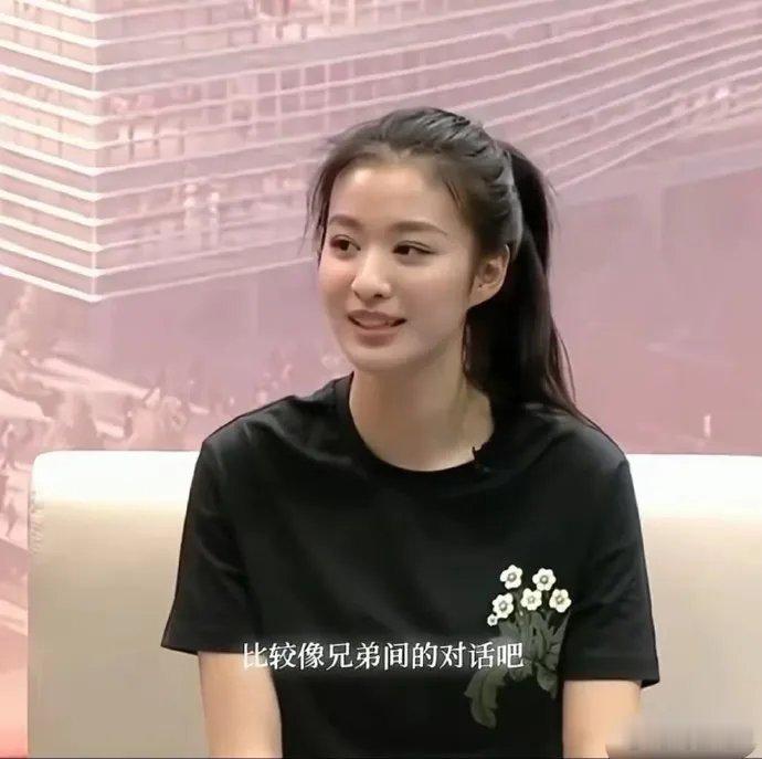 原来王楚然现实中长这样啊。不得不说虽然不是非常漂亮，但是女人味十足。王楚然这一秒