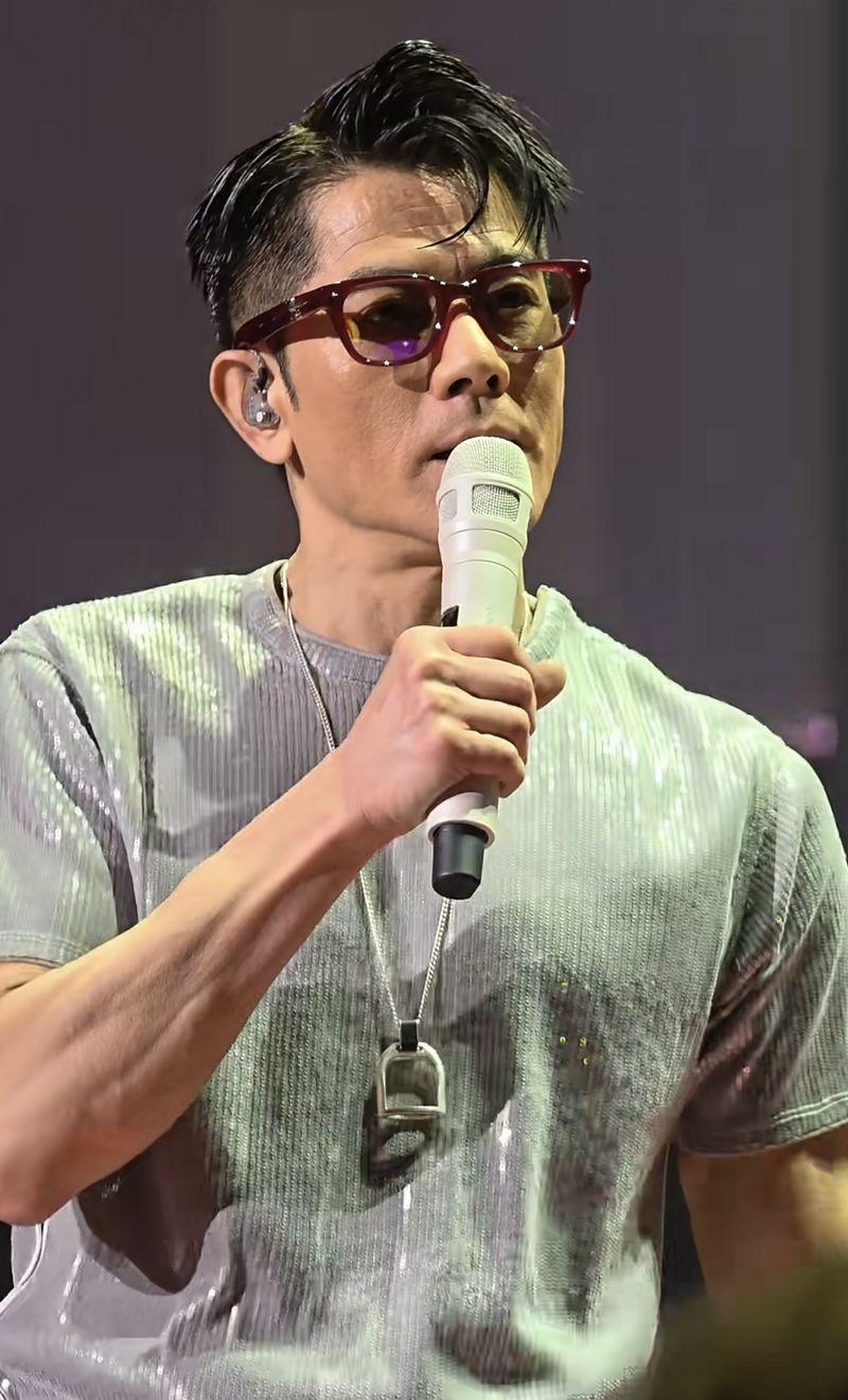 被郭富城“装”到了！近日，天王郭富城在演唱会上对着台下的粉丝说道：“我的身