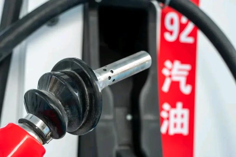 一个朋友2022年买了一辆燃油车，四个圈的SUV，落地价38万，三年只开了三万公